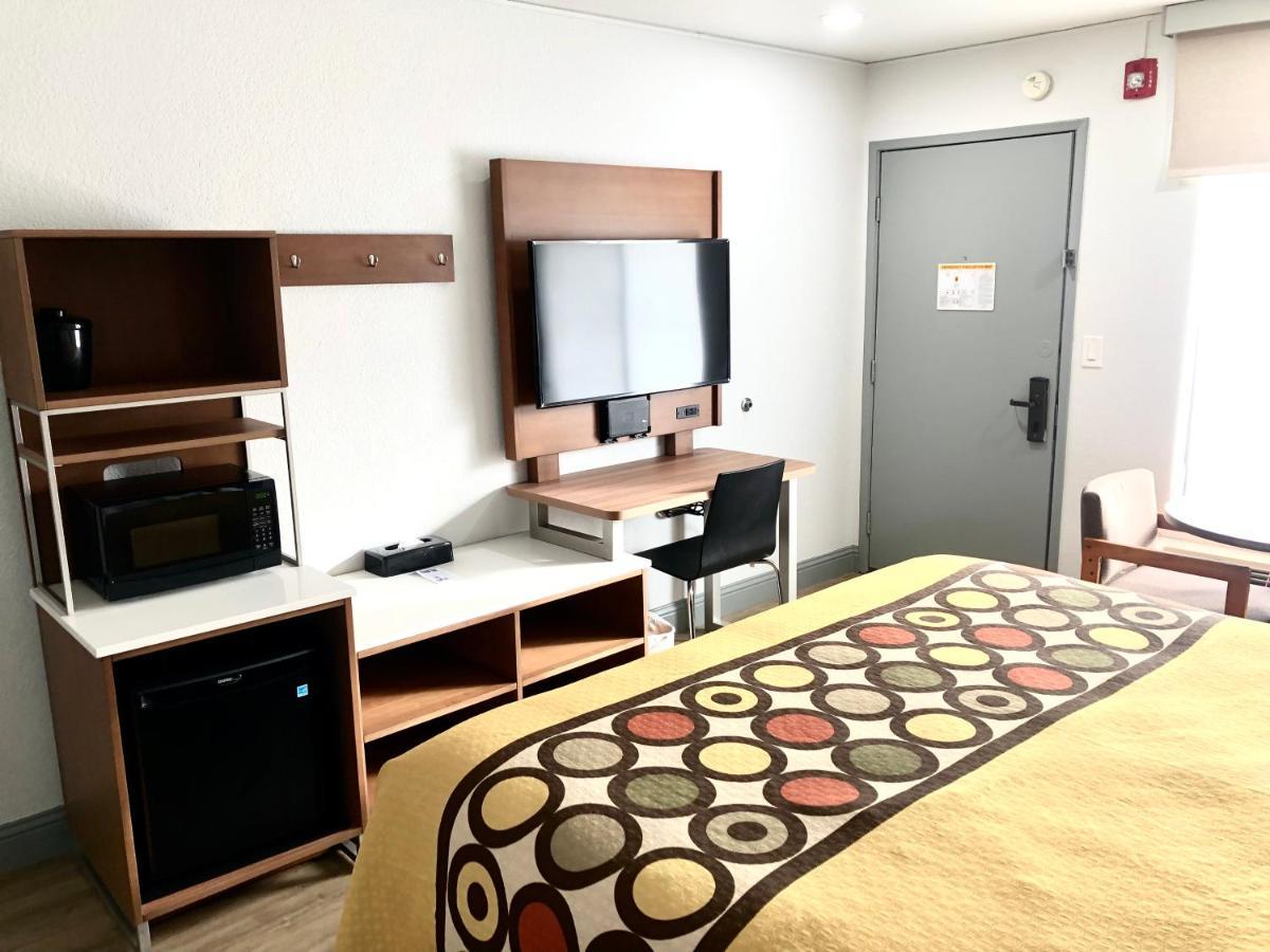 Super 8 By Wyndham Fort Bragg Buitenkant foto