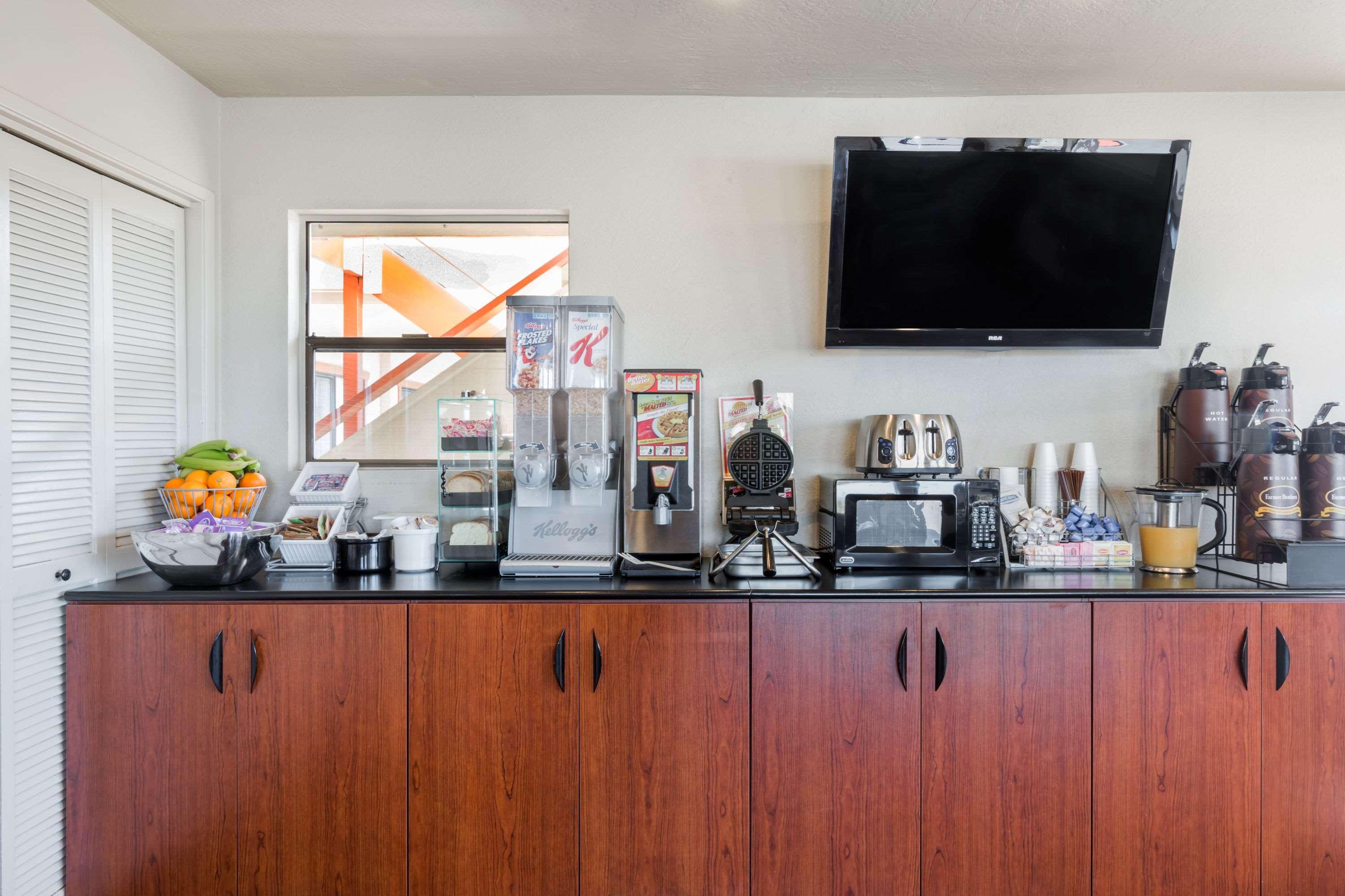 Super 8 By Wyndham Fort Bragg Buitenkant foto