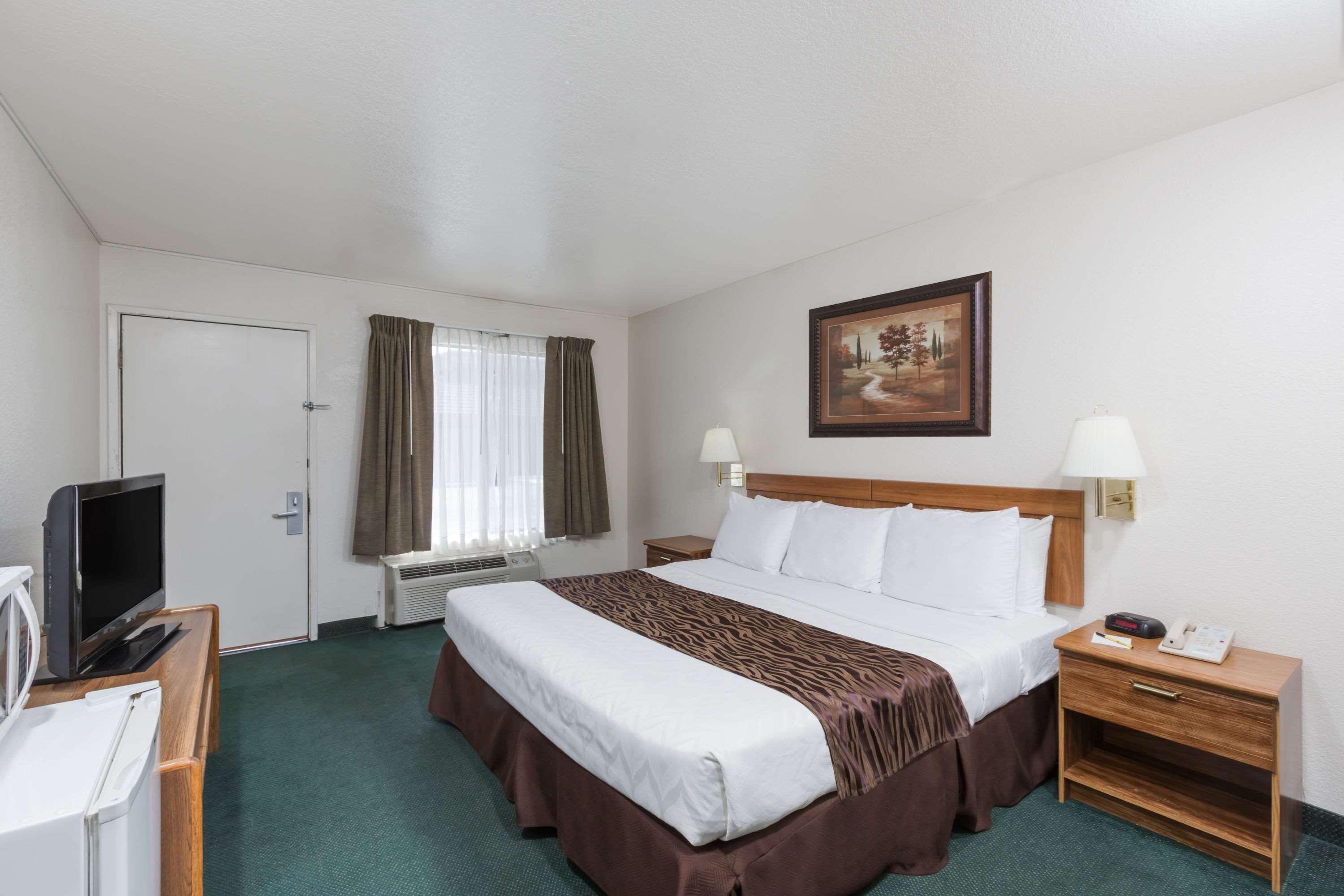 Super 8 By Wyndham Fort Bragg Buitenkant foto