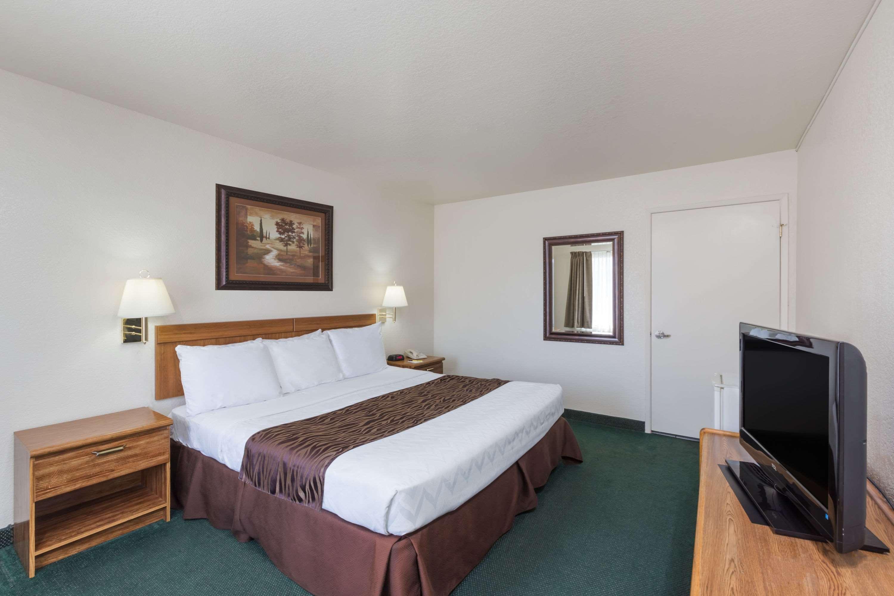 Super 8 By Wyndham Fort Bragg Buitenkant foto